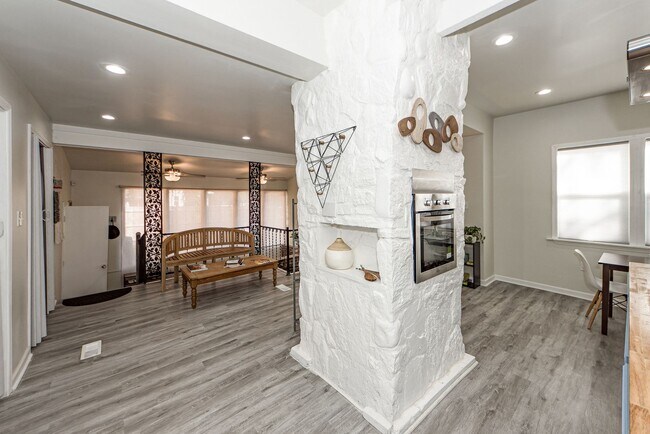 Building Photo - 3 BD 2.5 Bath Charming Home