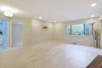 Building Photo - 5 Treetop Park