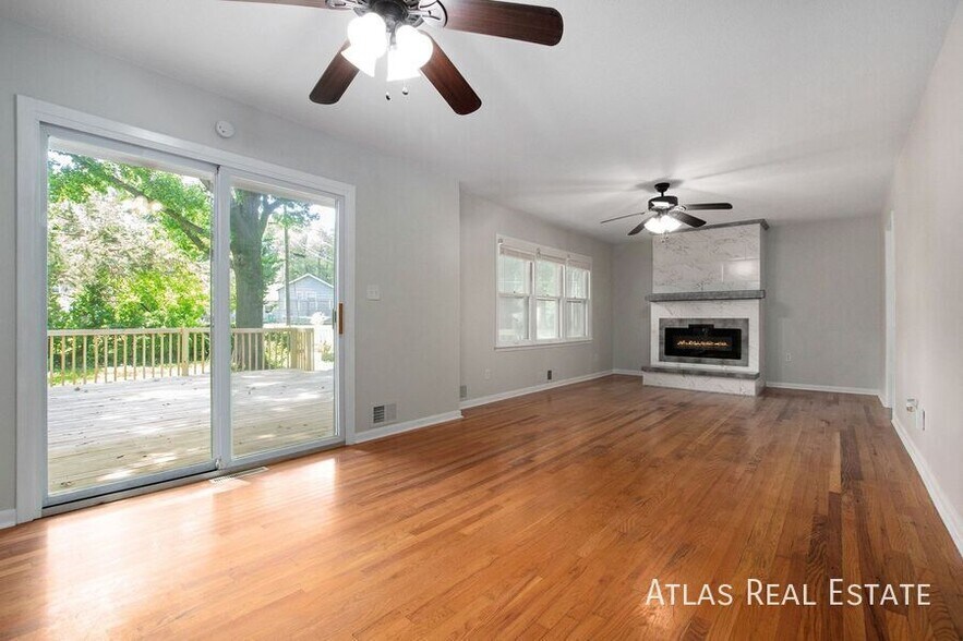 Building Photo - 625 NW Kay Dr