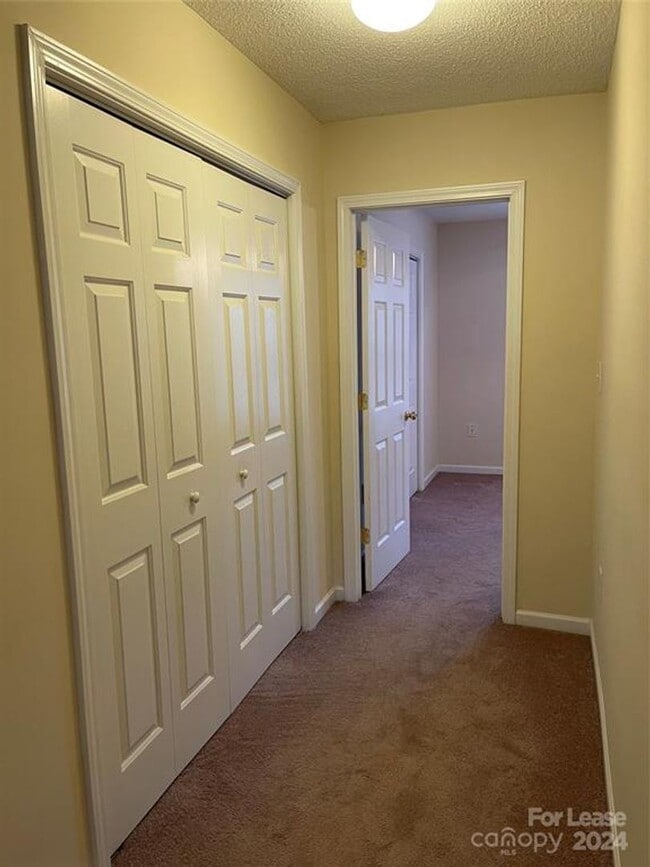 Building Photo - Spacious 2BR 2BA Townhome In Prime Location!