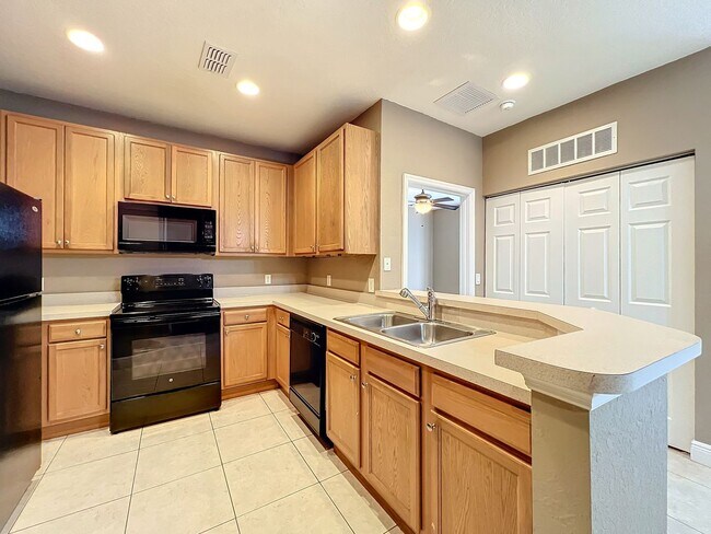 Building Photo - LUXURY 3 Bedroom / 2 Bath Townhome in a ga...