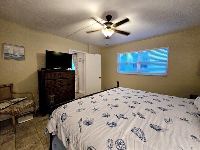 Building Photo - 1161 Hillsboro Mile