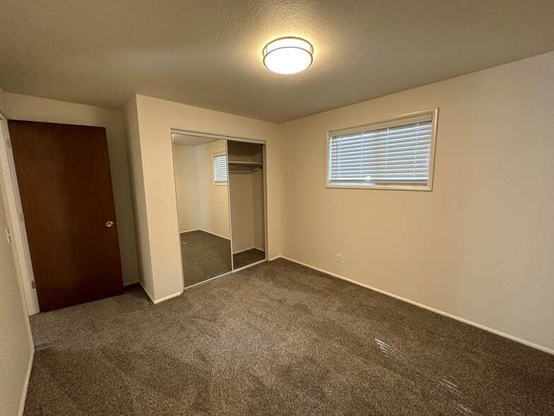 Building Photo - 735 E 43rd Ave