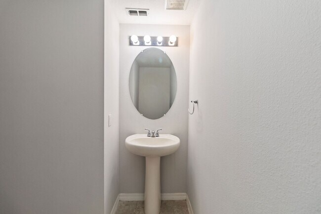 Building Photo - Bright & Stylish 3-Bedroom Townhome with Pond Views in Gated Seven Oaks