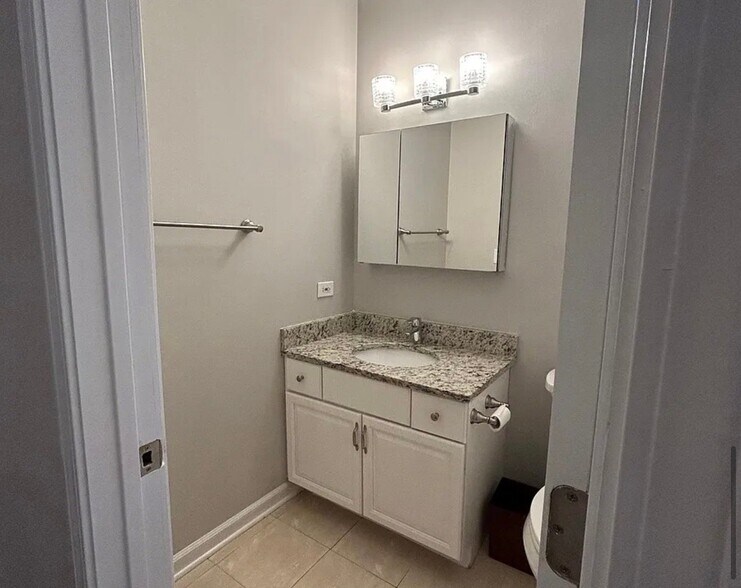 Building Photo - 3232 S Wells St