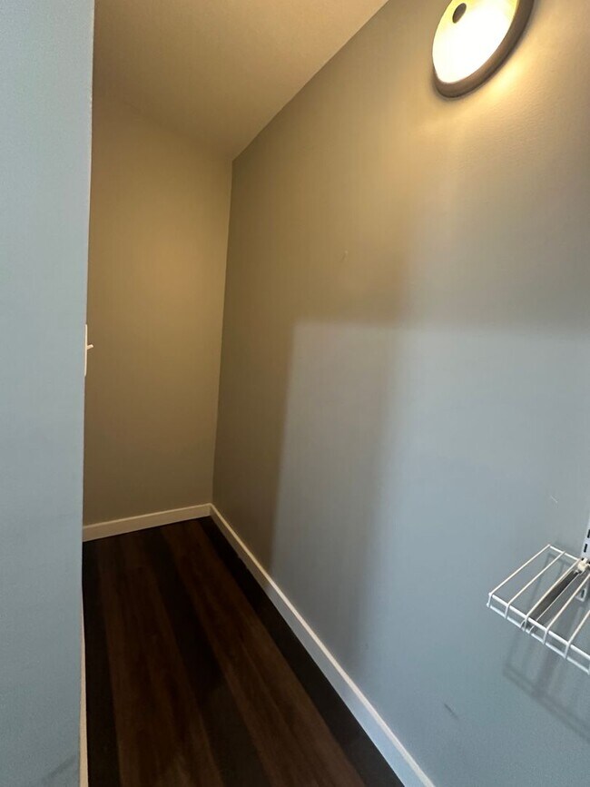 Building Photo - 146 W Lexington Ave