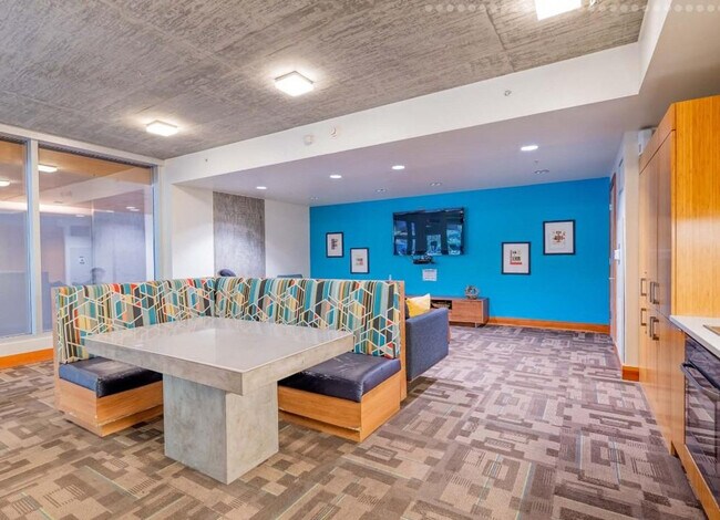 Building Photo - 1720 SW 4th Ave