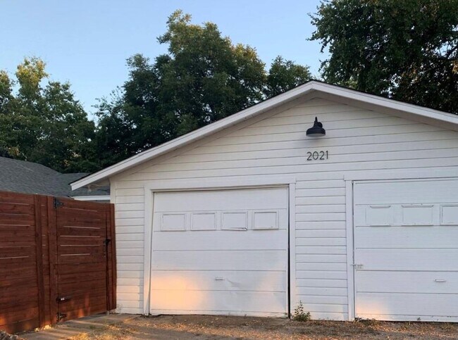 Building Photo - Amazing 3 Bed, 2 Bath Rental in Desirable Oakhurst Subdivision of Fort Worth- 76111