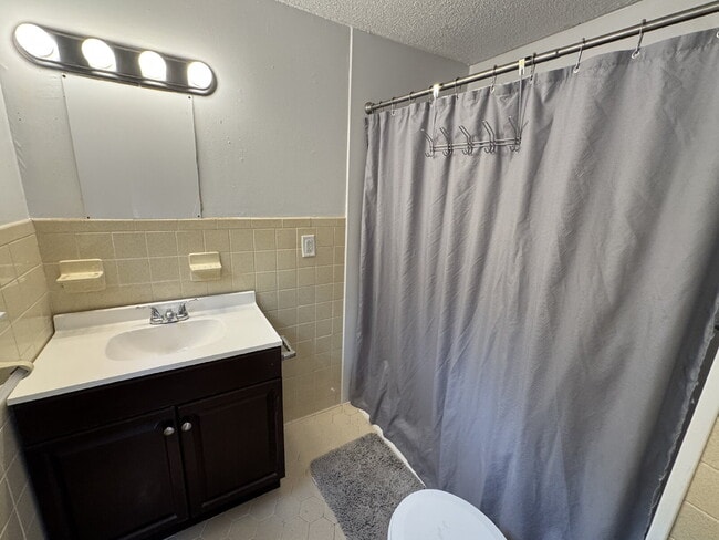 Building Photo - 4 bed & 3 full bath - Perfect for families and students