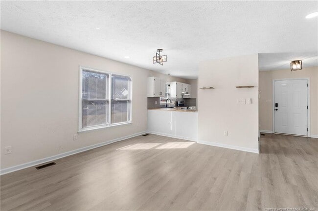 Building Photo - 166 Oakview Dr