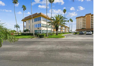 Building Photo - Beautiful 2-Bedroom Condo in a 55+ Communi...