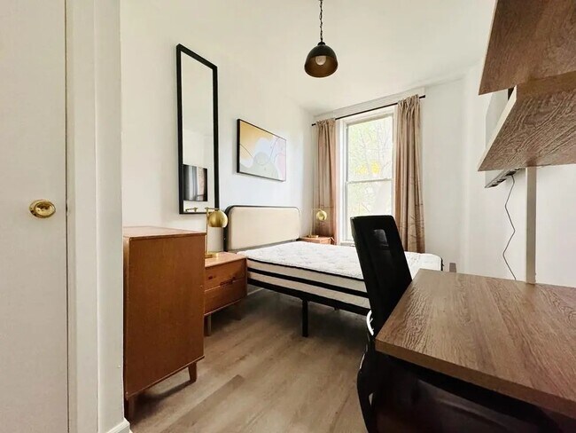 Building Photo - Furnished room/NOT APARTMENT