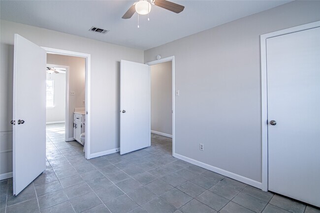 Building Photo - 295 Broadmoor Dr