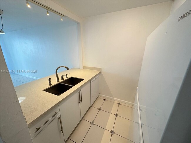 Building Photo - 505 NE 30th St