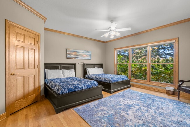 Building Photo - 1580 E Shore Dr