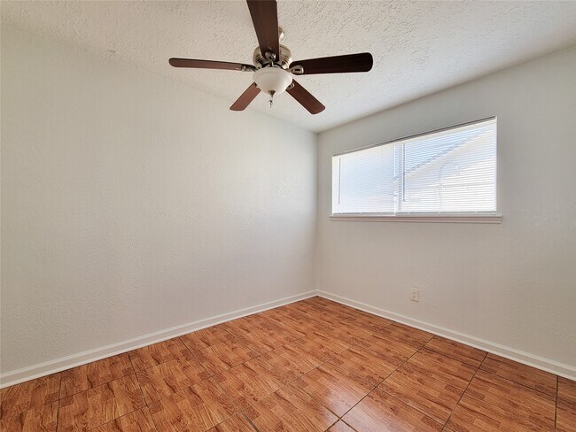 Building Photo - 409 S Travis