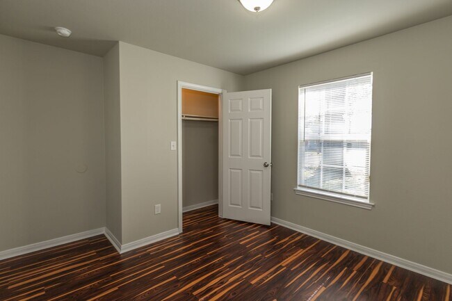 Building Photo - 2 bed, 1 bath in great location - move in ready!