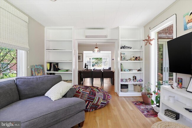 Building Photo - 3221 Coquelin Terrace