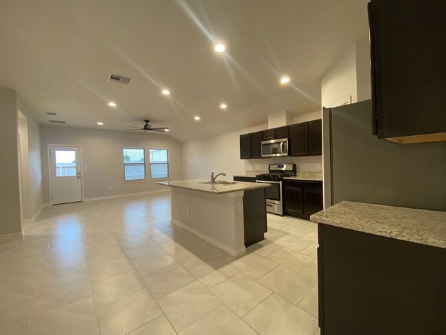 Building Photo - NEWER 4 BDRM HOME IN FLOUR BLUFF ISD!