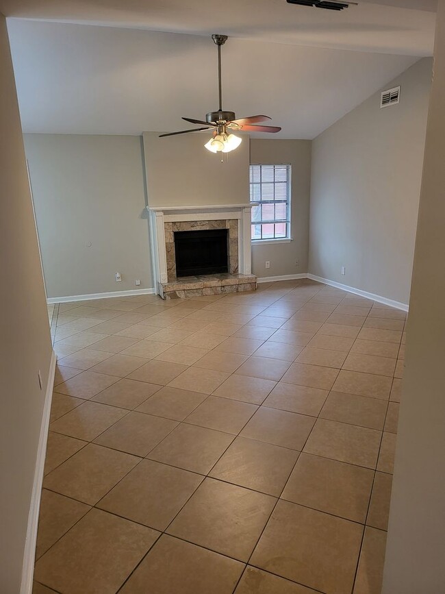 Building Photo - Nice brick ranch 4 bedroom 2 bath in Hermi...