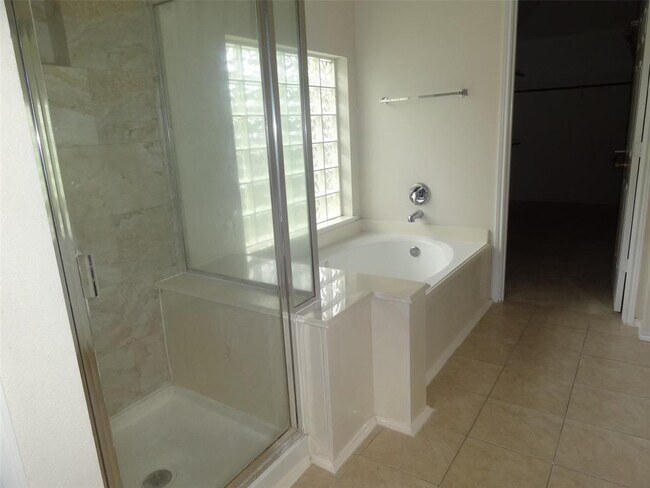 Building Photo - 323 Thorpe Springs Dr