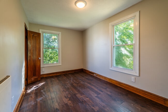 Building Photo - 610.5 Russell St