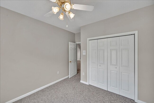 Building Photo - Country Club Living