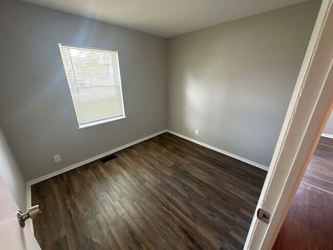 Building Photo - 8315 Meadowlark Dr