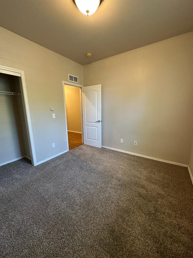 Building Photo - 5541 N Plum Ln