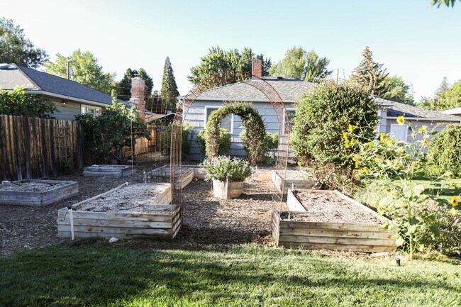 Building Photo - NEWLY LISTED $2,600 PER MONTH - GORGEOUS 3...