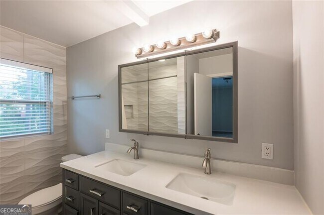 Building Photo - 225 Pebble Trail