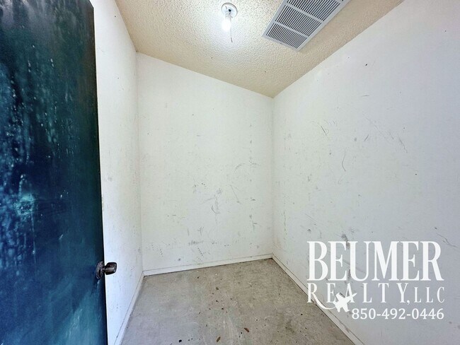 Building Photo - **$200 OFF FIRST MONTHS RENT**