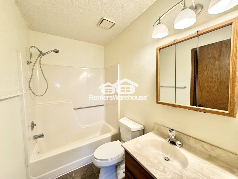 Building Photo - 1115 W 1st St