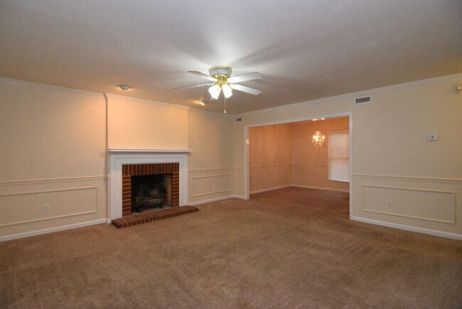 Building Photo - Evans 3 Bed/2 Bath w/ Garage & Huge Fenced...
