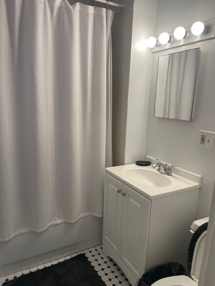 Building Photo - 3 Chamblet St