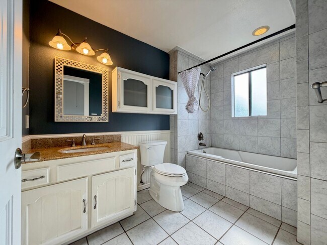 Building Photo - 2 Bed / 2.5 Bath Tri-Level Townhome – Gated Community in North Redondo Beach (Torrance PO)