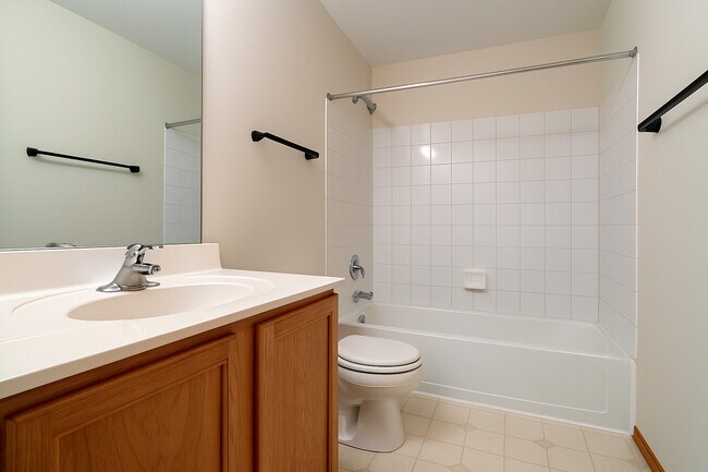 Building Photo - 2476 Oneida Ln