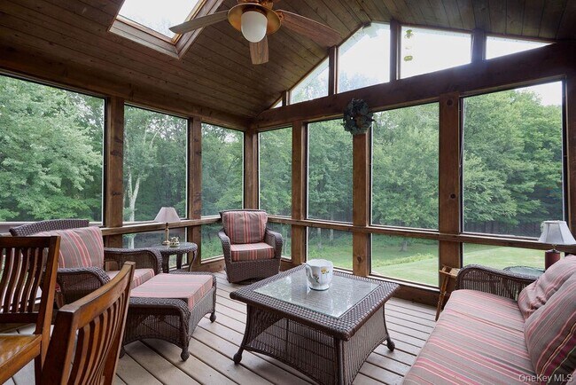 Building Photo - 116 Schoolhouse Ln
