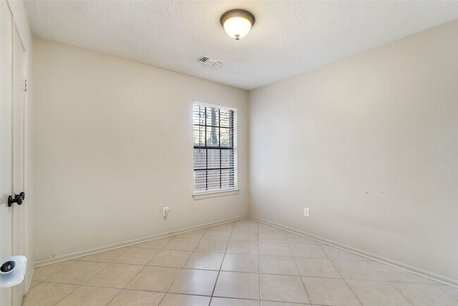 Building Photo - 2 Village Knoll Pl