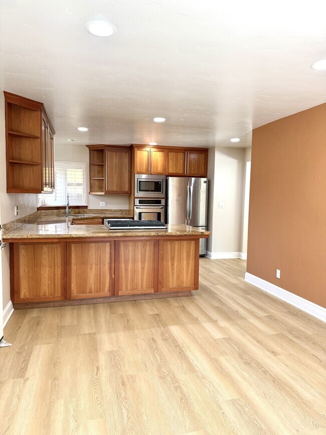 Building Photo - 1261 San Fernando Dr