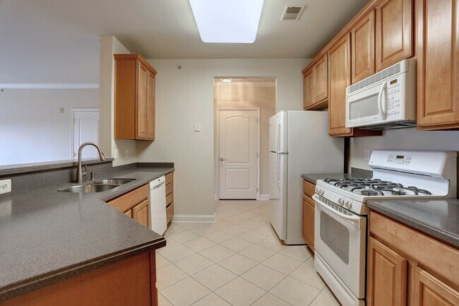 Building Photo - 2BD/2BA Fabulous River Hill Condo
