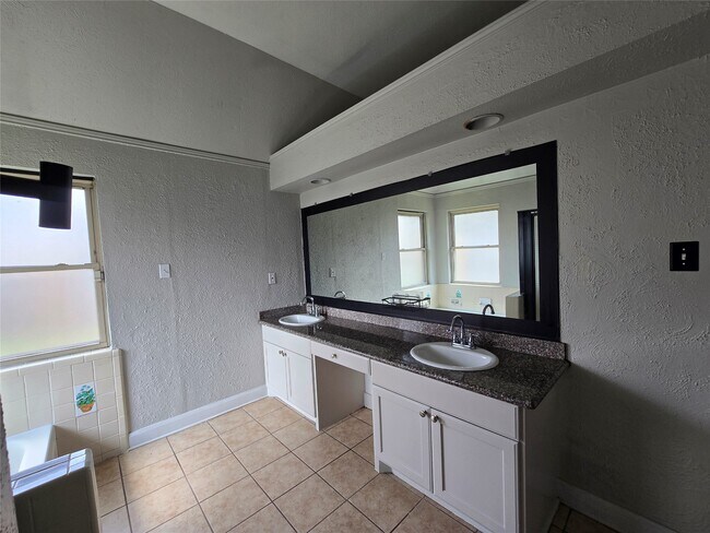 Building Photo - 1818 Pine Hollow Dr