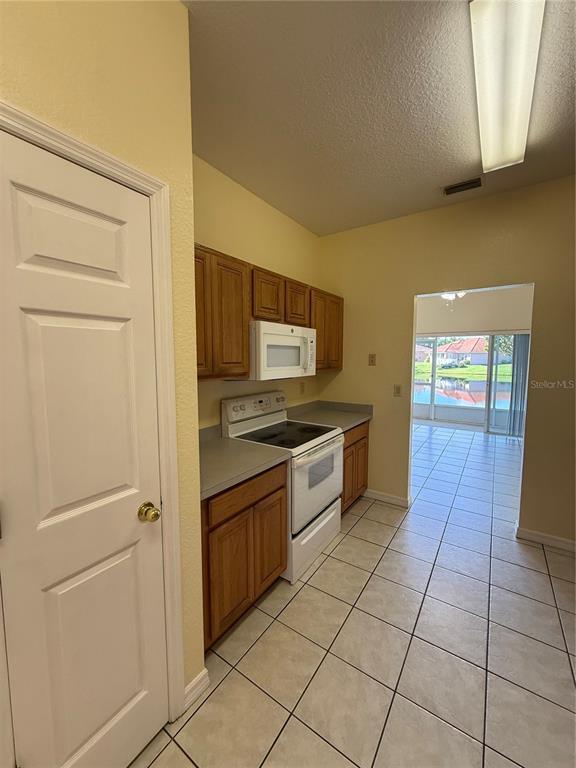 Building Photo - 2212 Garden Lake Dr