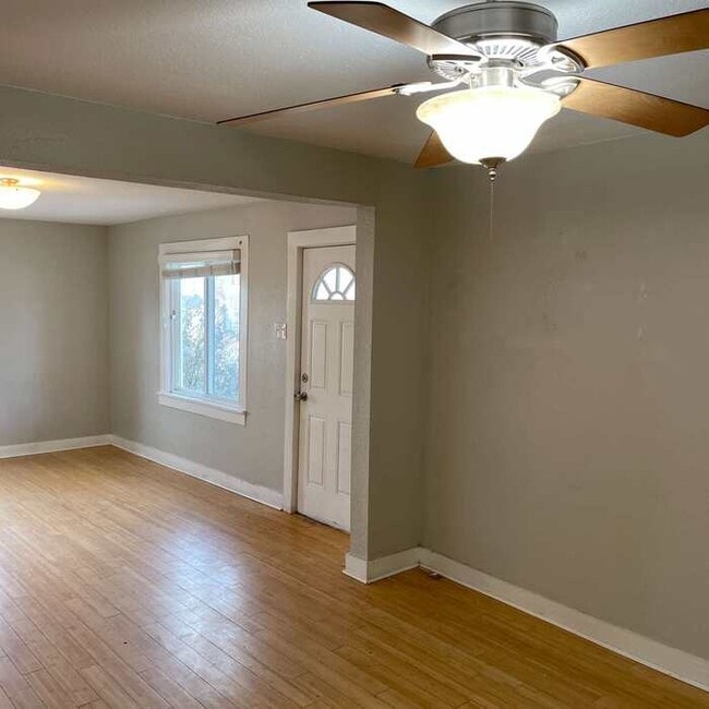 Building Photo - 3 Bed & 1 Bath House in Englewood / Available soon!