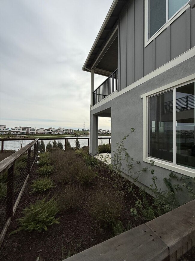 Building Photo - One Lake Beauty