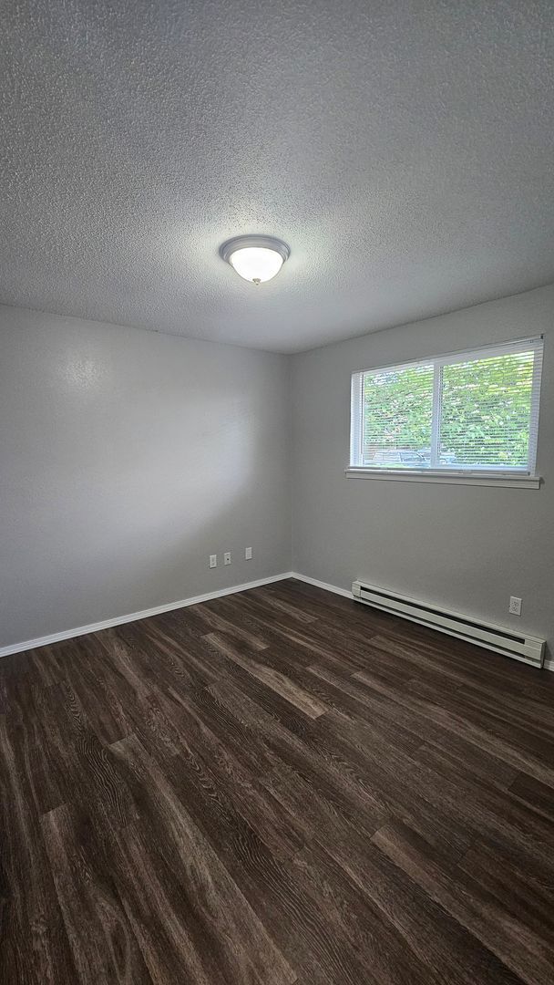 Building Photo - Beautiful Tacoma duplex 2bd 1 bath w/ 1 car garage