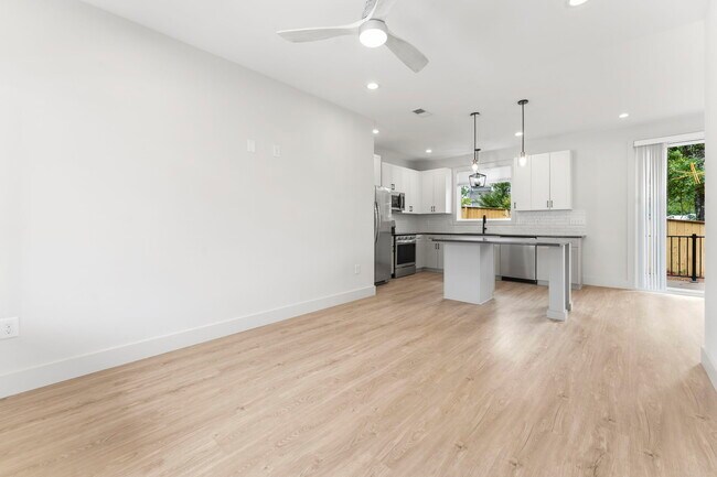 Building Photo - Medford Mews, Carriage House 323
