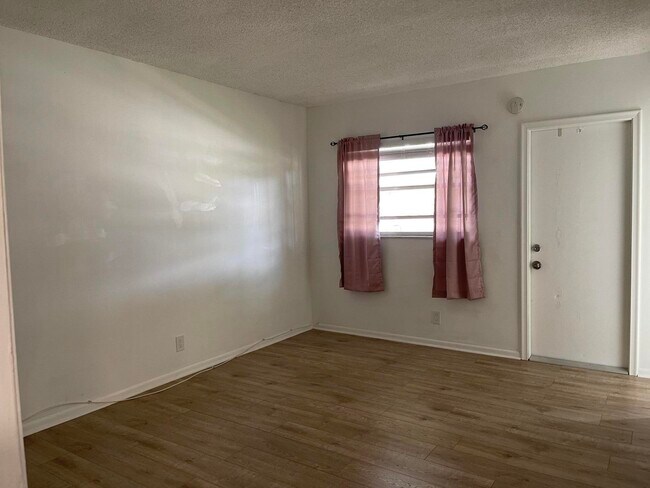 Building Photo - 306 E Ocean Ave
