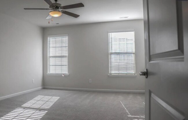 Building Photo - Beautiful 4BR Home w/ Garage Parking in Charlotte!