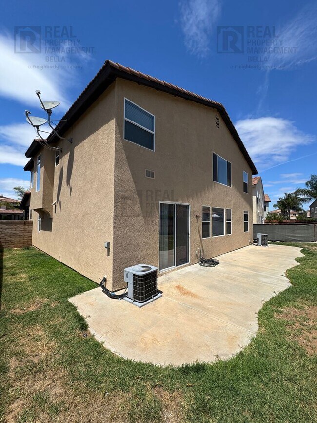 Building Photo - Ideal Layout! 4 Bedroom Home with Main Floor Bed/Bath & Open Loft